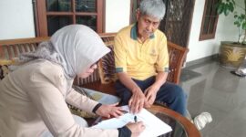 

Keterangan foto: Jenderal TNI (Purn) Yunus Yosfiah saat menandatangani surat